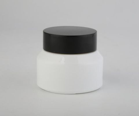 Το άσπρο καλλυντικό βάζο γυαλιού με την ξύλινη ΚΑΠ/τα καλλυντικά δοχεία καπακιών αποβουτυρώνει το cOem μπουκαλιών