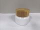 Το άσπρο καλλυντικό βάζο γυαλιού με την ξύλινη ΚΑΠ/τα καλλυντικά δοχεία καπακιών αποβουτυρώνει το cOem μπουκαλιών