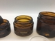 Διαφανής καλλυντική ευθεία στρογγυλή μορφή βάζων γυαλιού ξαναγεμισμάτων ηλέκτρινη με το πλαστικό μαύρο καπάκι