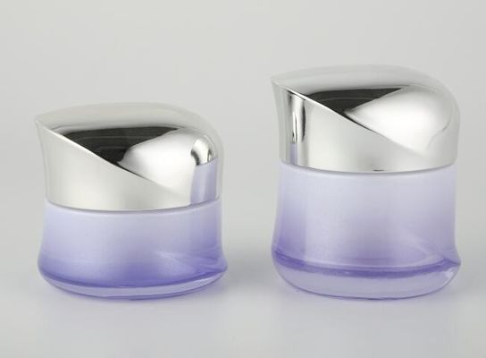 συσκευάζοντας βάζο κρέμας γυαλιού 50g Skincare με το πλαστικό λογότυπο και τη ζωγραφική ΚΑΠ καλλυντικό προσαρμοσμένο βάζο
