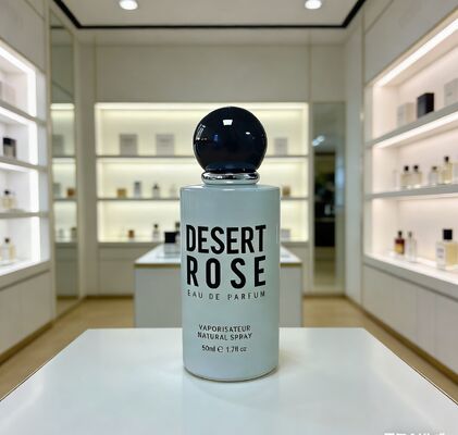 Το εργοστασιακό μπουκάλι αρώματος 50ml σε μινιμαλιστικό στυλ, ίσιο κυλινδρικό σχήμα με στρογγυλό καπάκι